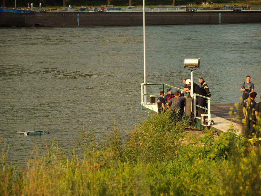 PKW im Rhein Faehre Hitdorf P048.JPG